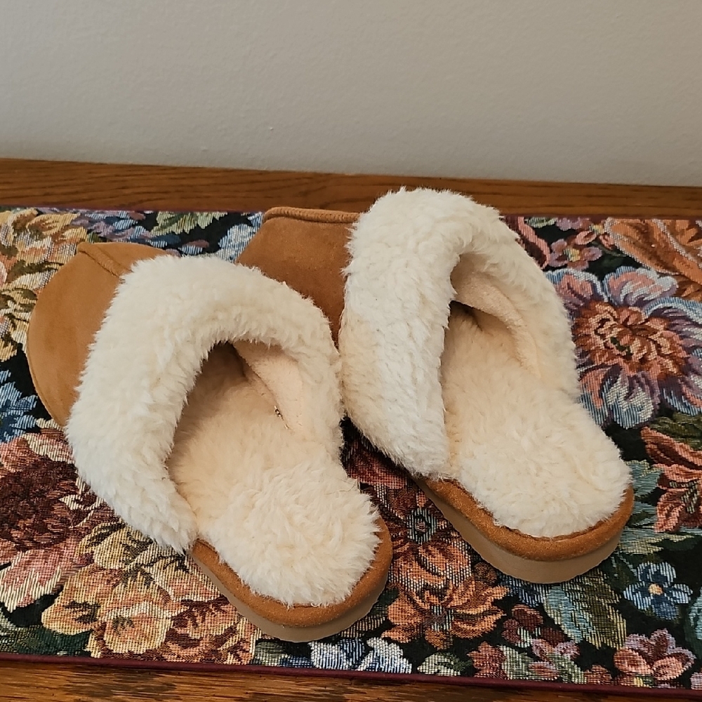 Source Unknown Tan and Cream Cozy Slippers
